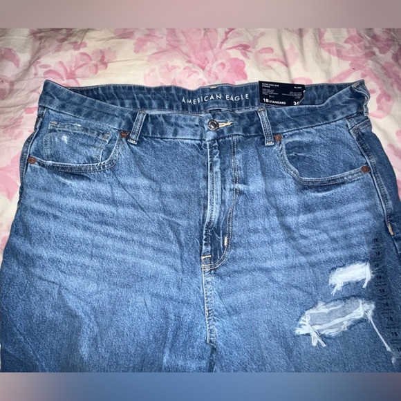 American Eagle Strigid Curvy Ripped Mom Jean - NWT ‼️ - Picture 3 of 5